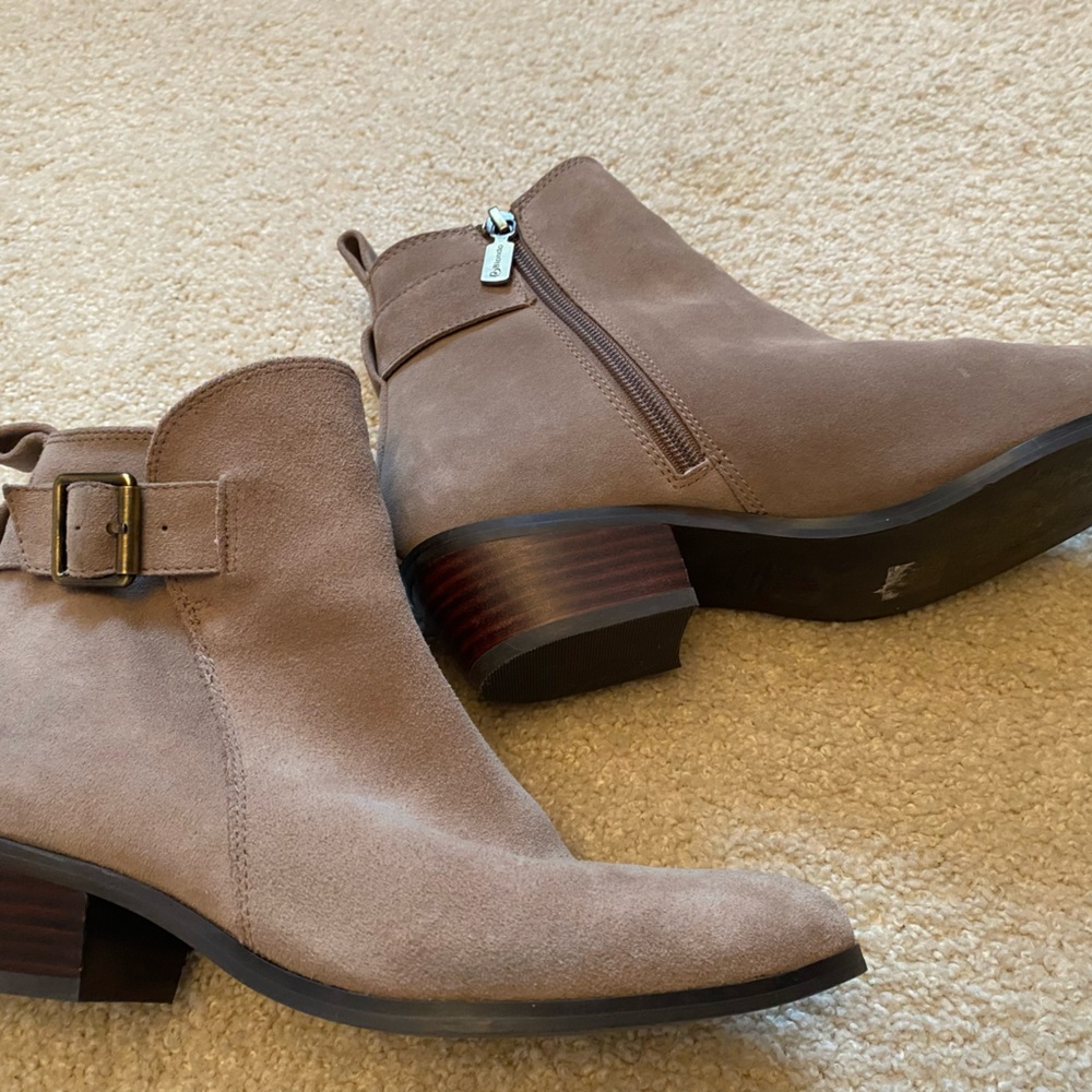 Blondo waterproof Saddie ankle Booties
Size 9 - Picture 2 of 4